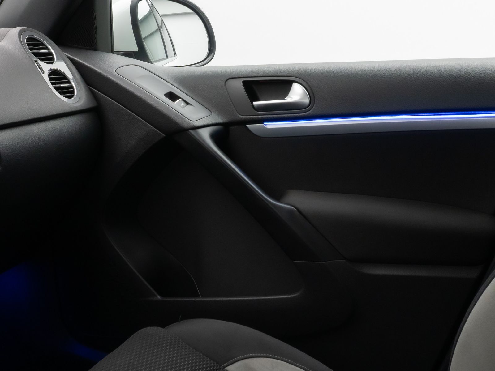 Fahrzeugabbildung Volkswagen Tiguan R-Line Xenon DAB Sitzhzg. AHK 8FACH