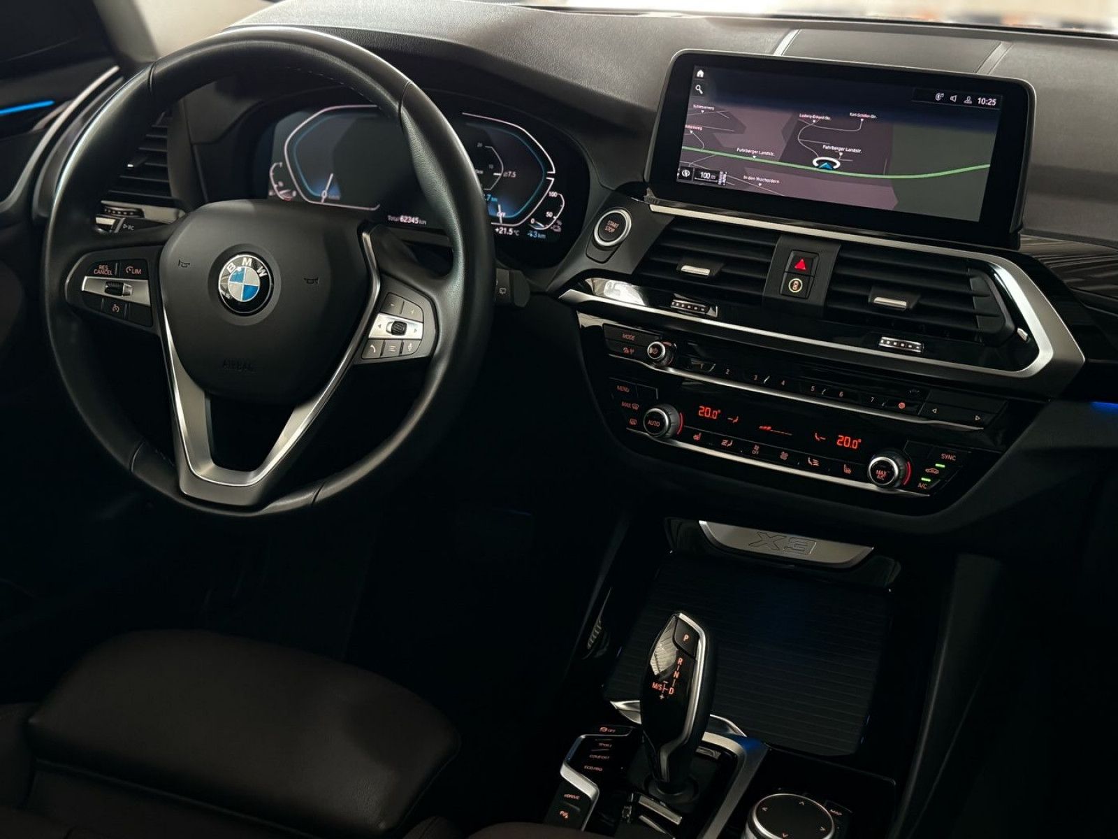 Fahrzeugabbildung BMW X3 xD30e Panorama HUD DAB Sport Individual HiFi