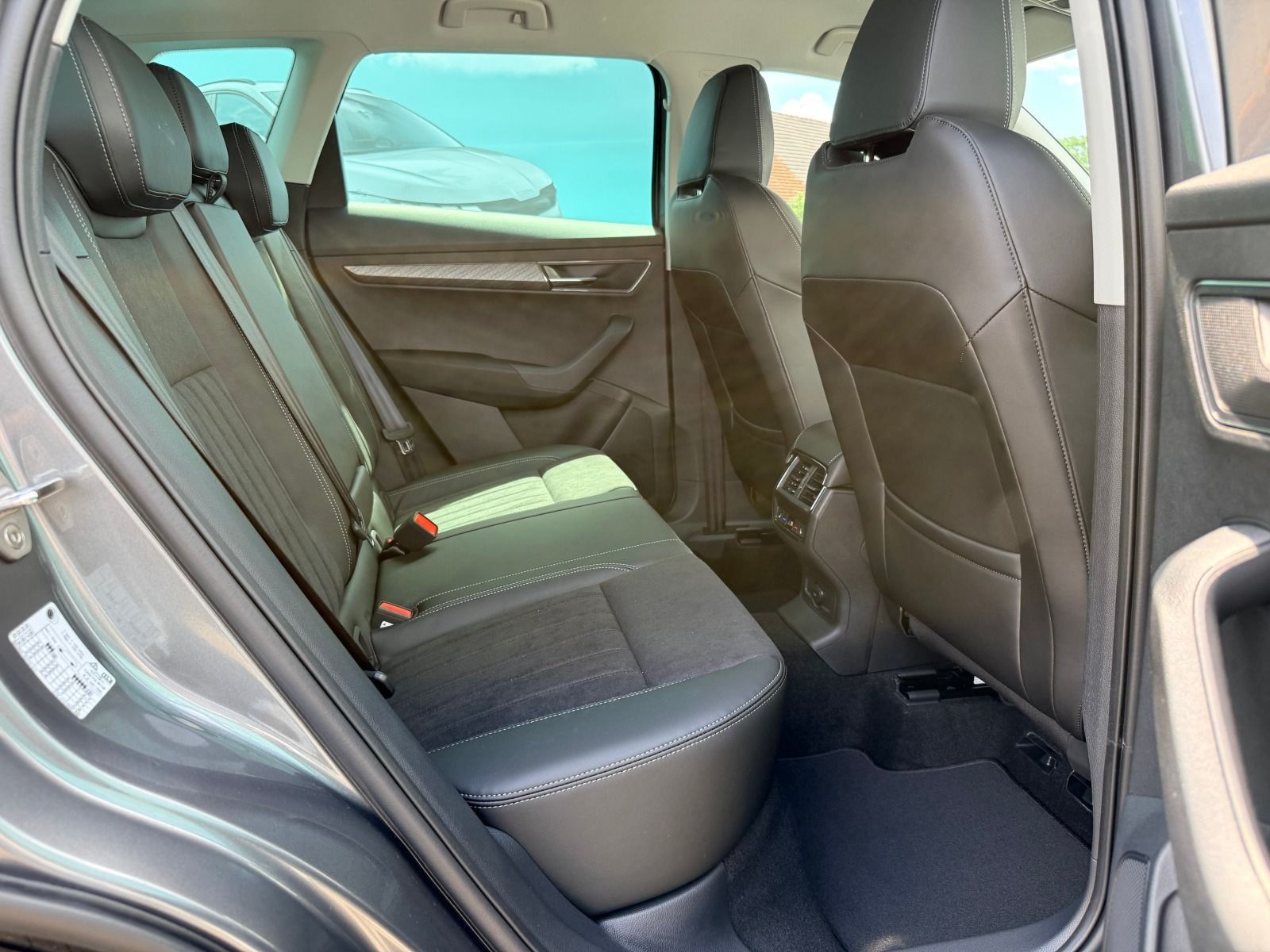 Fahrzeugabbildung SKODA Karoq Tour 1.5 TSI DSG*AHK*360°Cam*behFro*eHeck