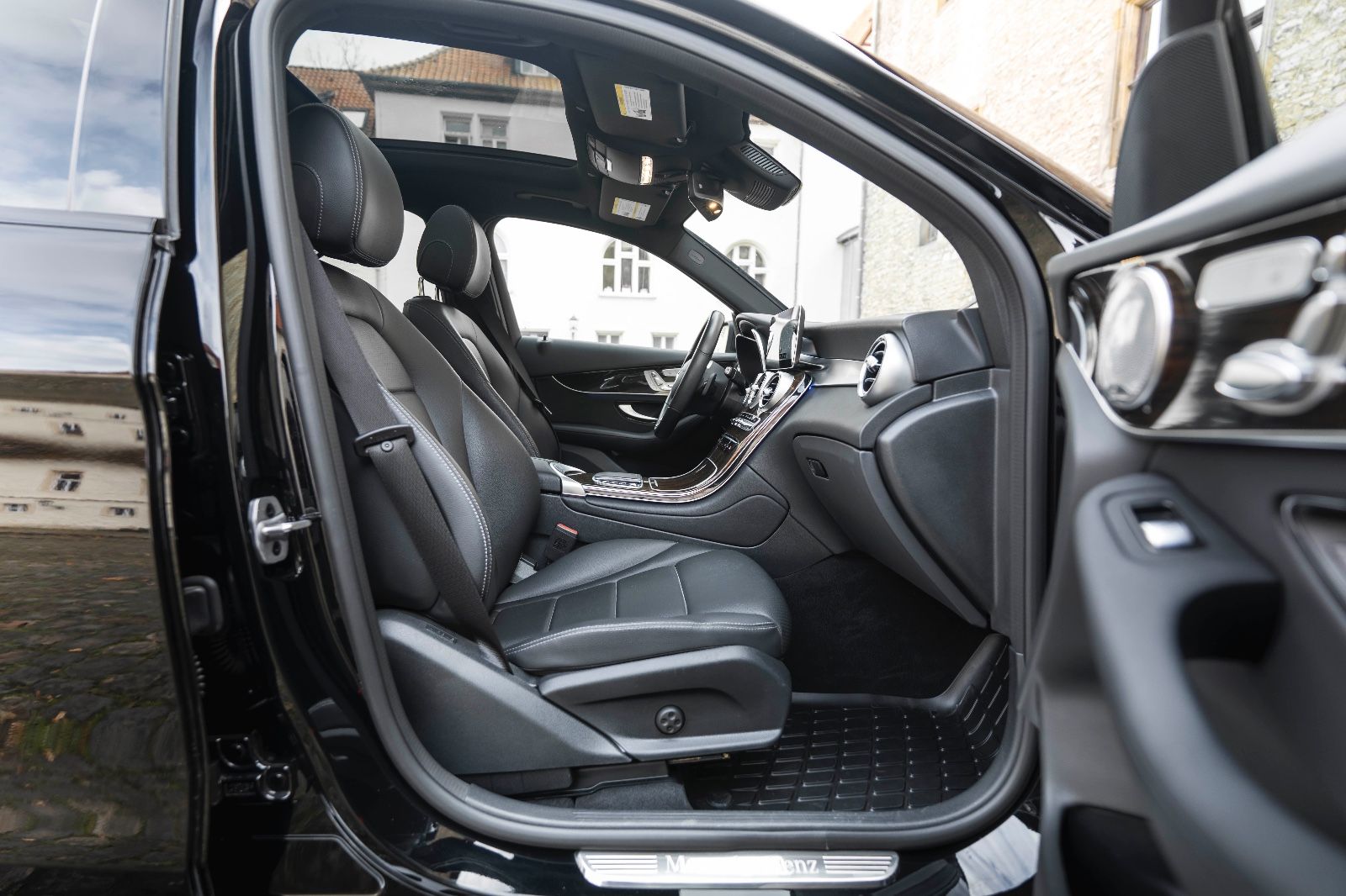 Fahrzeugabbildung Mercedes-Benz GLC 300 4Matic 360° LED TOTW PANO