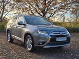 Mitsubishi Outlander  2.2 DI-D Top 4WD. RFK.Navi. 7-Sitzer - Mitsubishi Outlander: 7 Sitzer