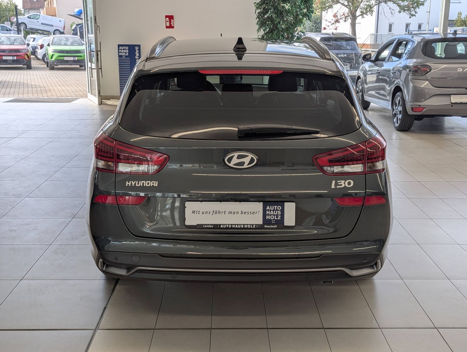 HYUNDAI i30 Kombi 1.6 T-GDI Trend Automatik SHZ Navi – Bild 3