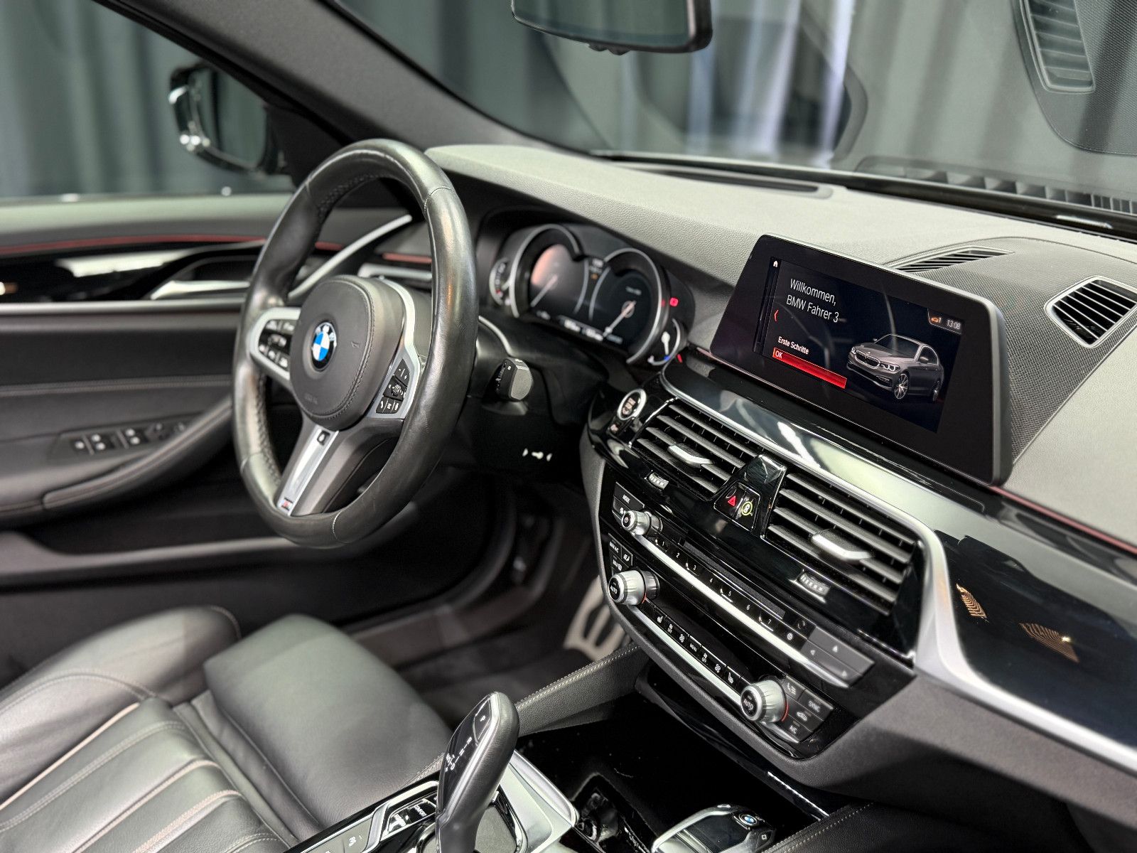 Fahrzeugabbildung BMW BMW 530i Lim xDrive M SPORT|HEAD-UP|360"|NAVI|