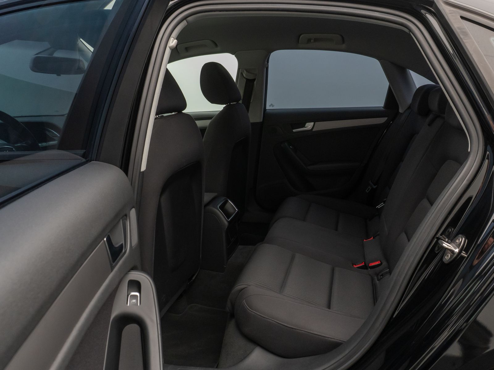 Fahrzeugabbildung Audi A4 Lim. Attraction Navigation Sitzhzg PDC AHK