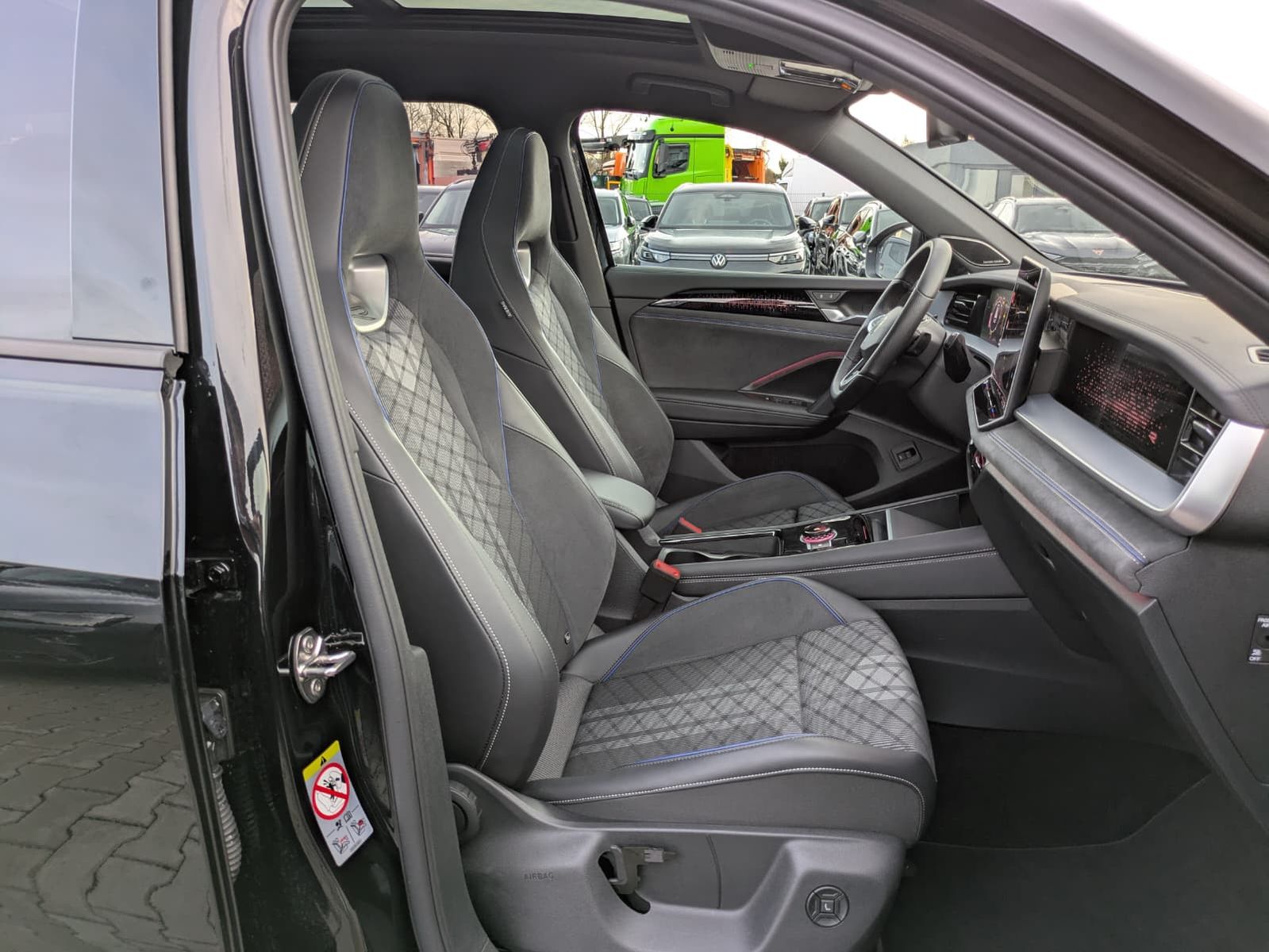 Fahrzeugabbildung Volkswagen Tayron 2.0 TDI 4M R-Line 7Si*MATRIX*AHK*PANO*HUD