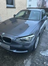 BMW 114i  - graue BMW 114