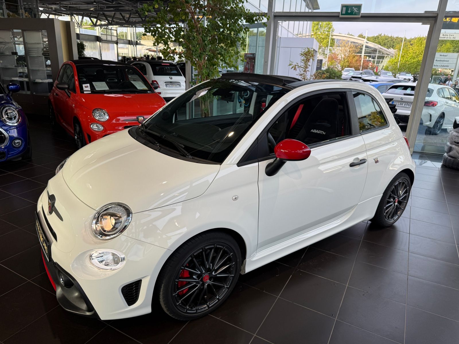 Fahrzeugabbildung Abarth 695C SABELT BREMBO RED-Paket CarPlay