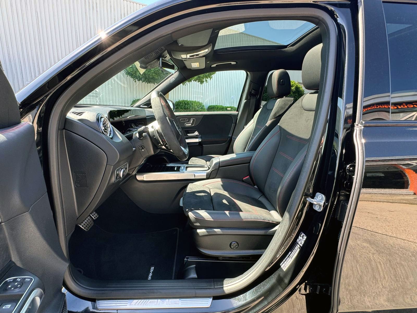 Fahrzeugabbildung Mercedes-Benz GLB35 AMG 4Matic ACC 360° HUD PANO BURMESTER LED