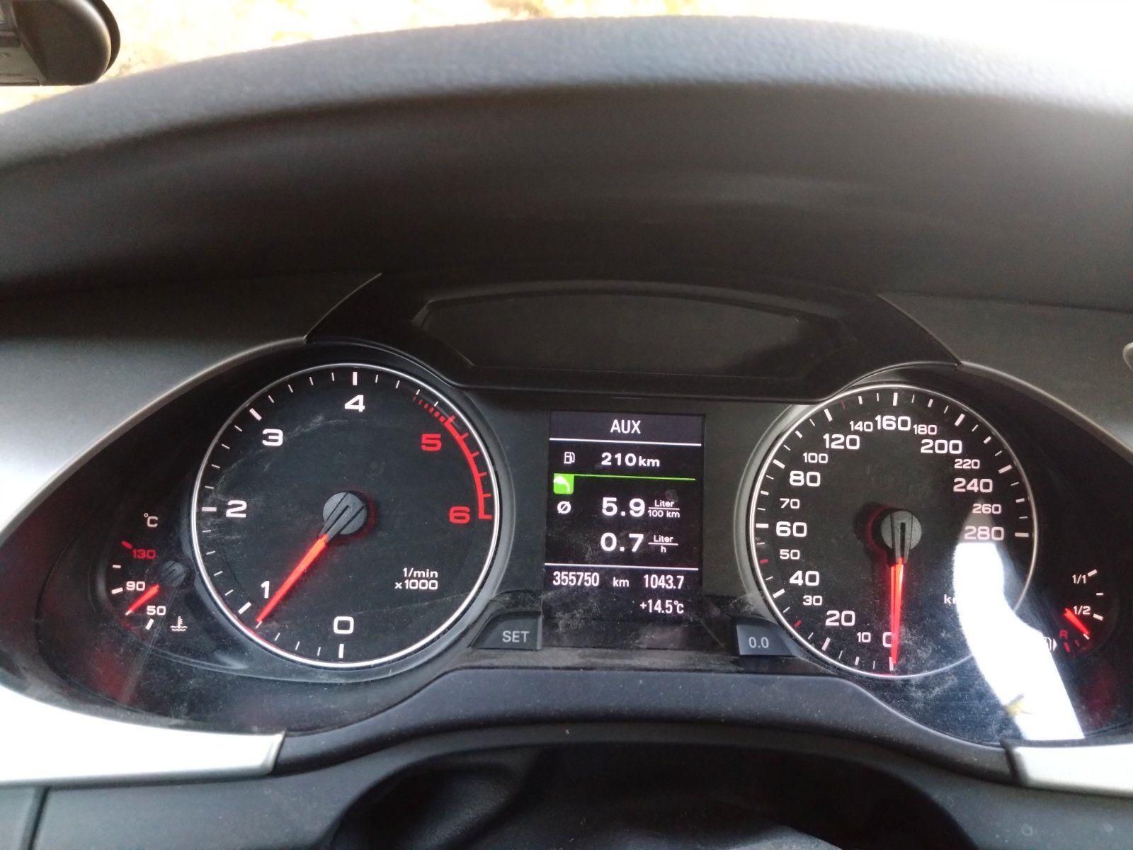Audi A4 2010 — салон