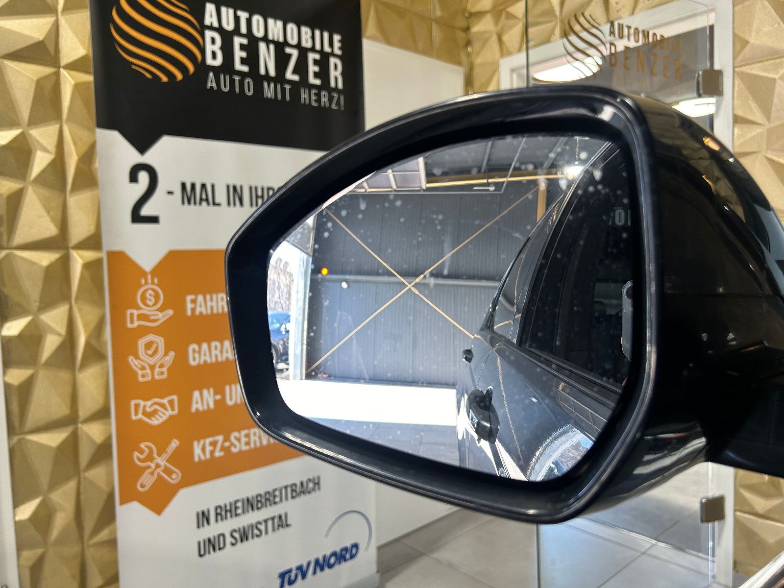 Fahrzeugabbildung Land Rover Discovery Sport SE AWD/PANO/ACC/NAVI/KAMERA/SHZ