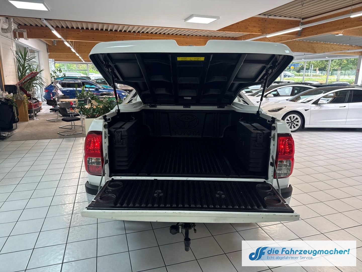 Fahrzeugabbildung Toyota Hilux Double Cab Meister 4x4 2.4 D-4D Sperrdiff.