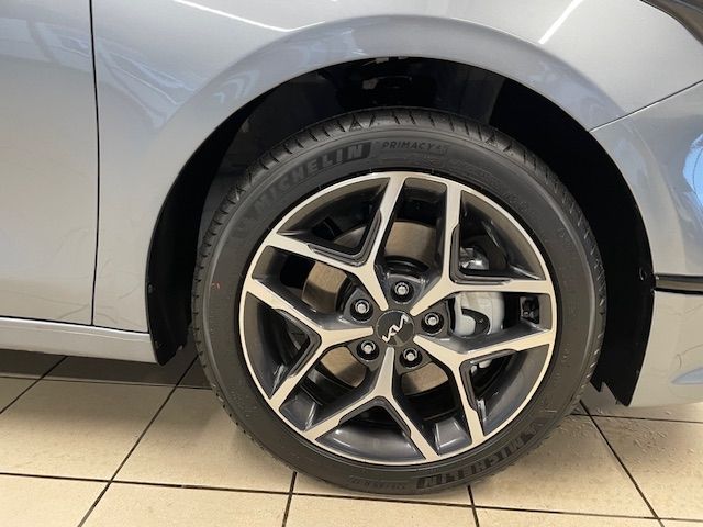 Fahrzeugabbildung Kia Ceed Ultimate Tempomat VerkehrszeichenERK Navi