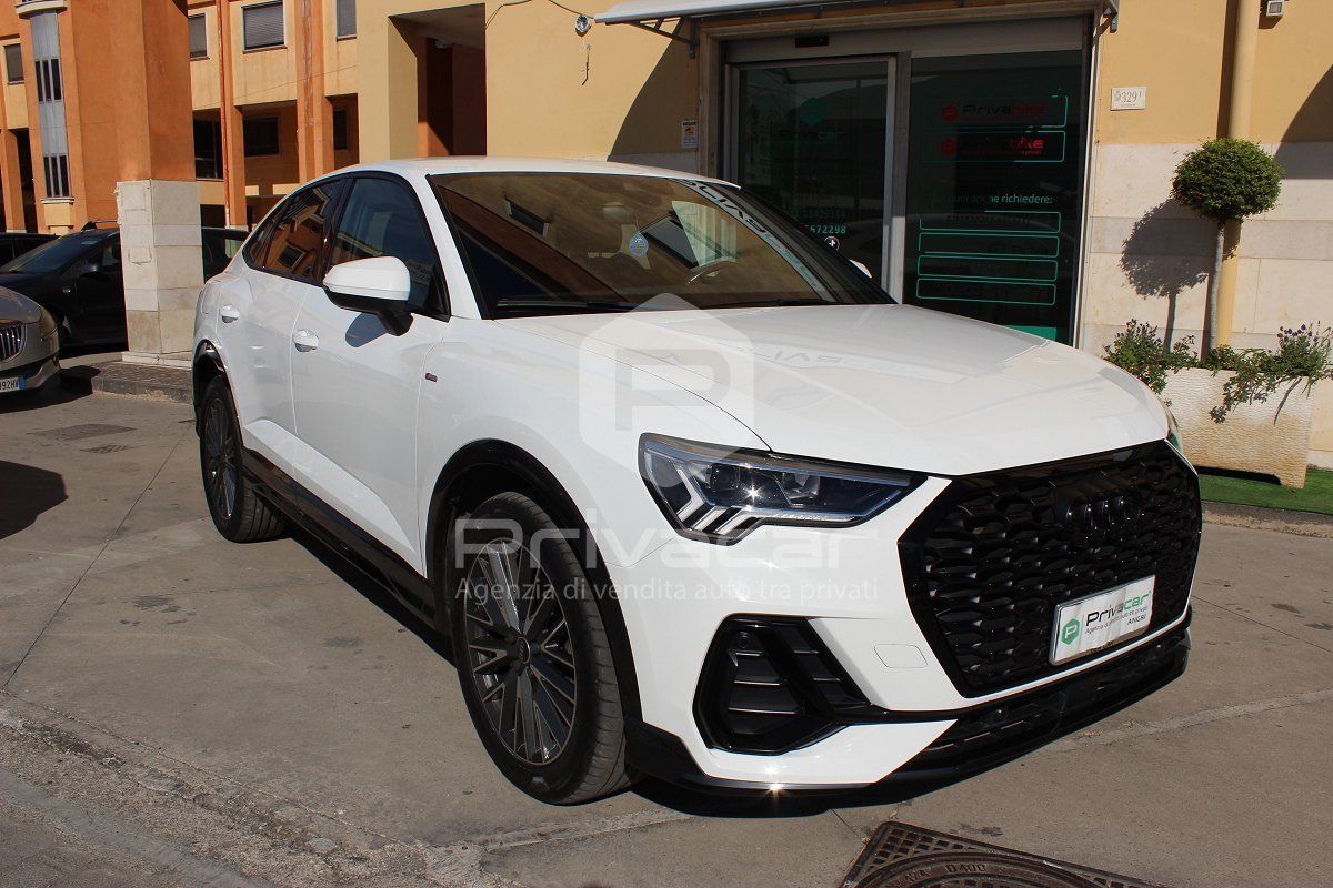 Audi AUDI Q3 35 TDI quattro S tronic Identity Black imagem 3