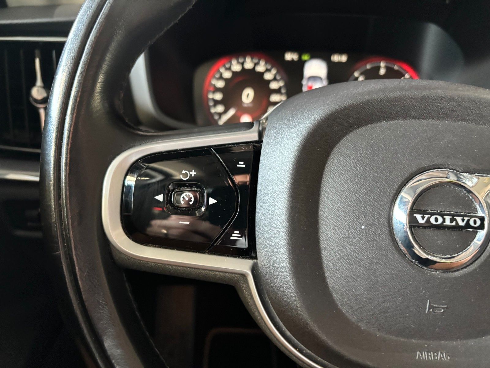 Fahrzeugabbildung Volvo V60 Momentum /KAMERA/LED/SHZ/ACC+/NAVI
