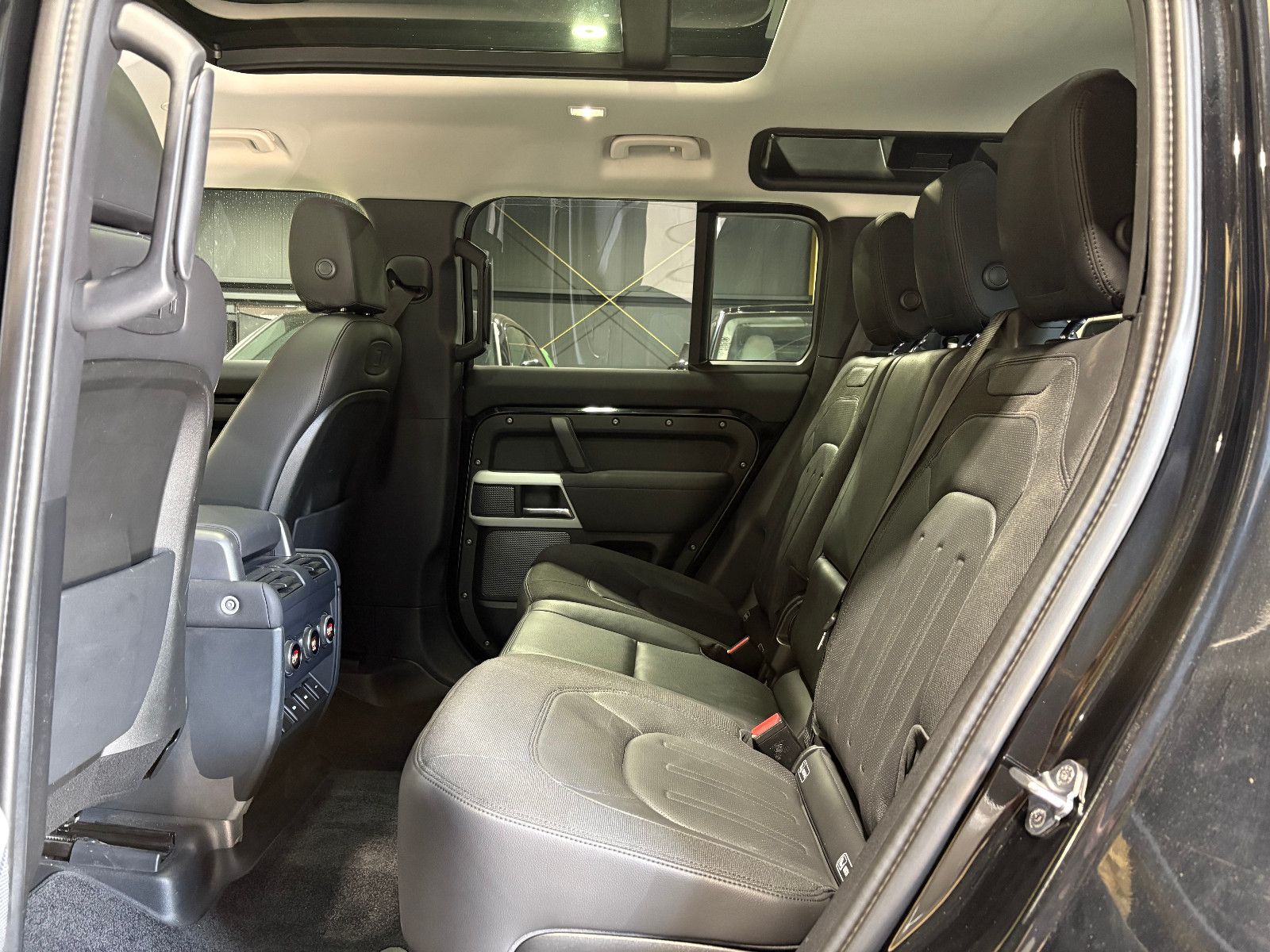 Fahrzeugabbildung Land Rover Defender 110 SE/MEMORY/PANO/360°/APPLE/SHZ/NAVI/