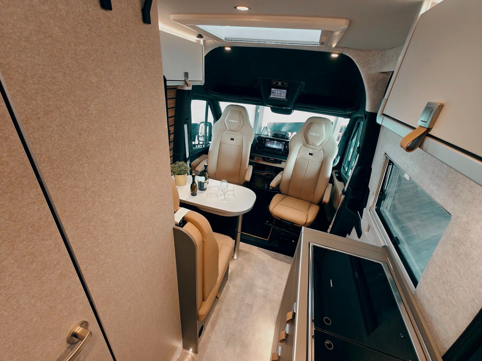 Fahrzeugabbildung HYMER / ERIBA / HYMERCAR GRAND CANYON S MB 600 4x4² RSX - TRIPLE CARBON