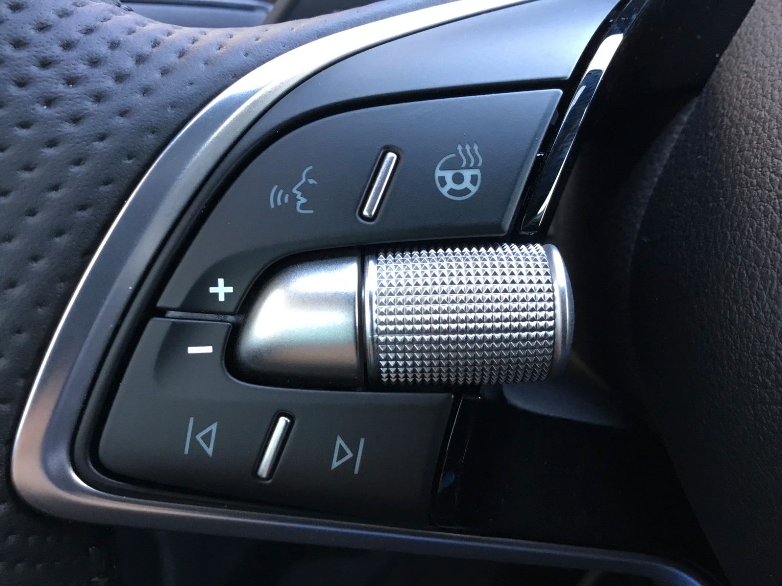 Fahrzeugabbildung SKODA Kamiq 1.5 TSI DSG Monte Carlo+AHK+Navi+Kamera