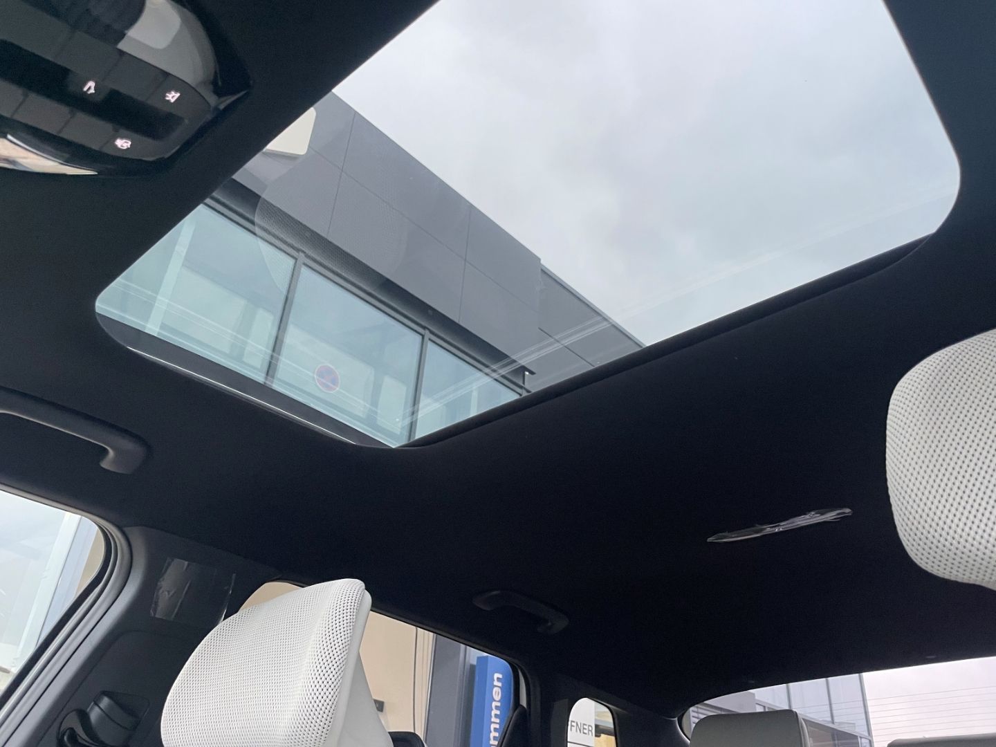 Fahrzeugabbildung Kia EV4 Fastback Kamera Schiebedach Sitzbelüftung