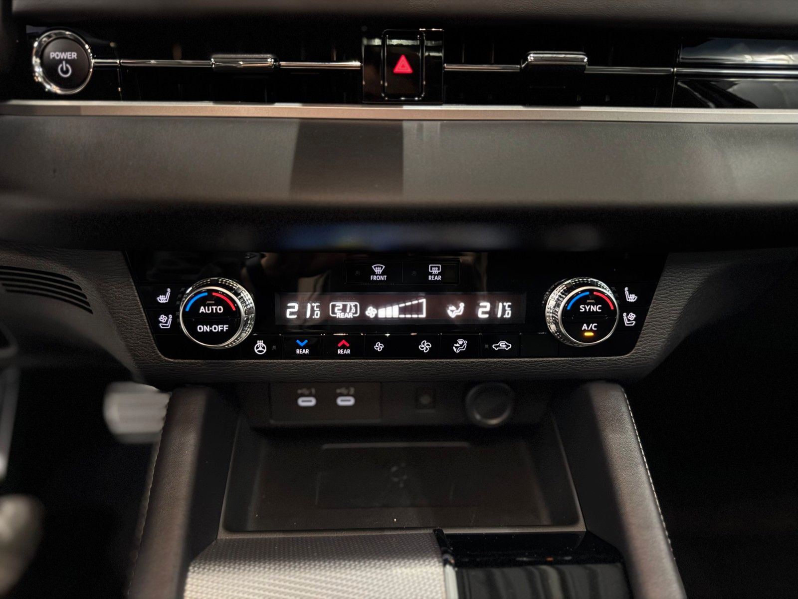 Fahrzeugabbildung Mitsubishi Outlander 2.4PLUG-IN HYBRID 4WD TOP