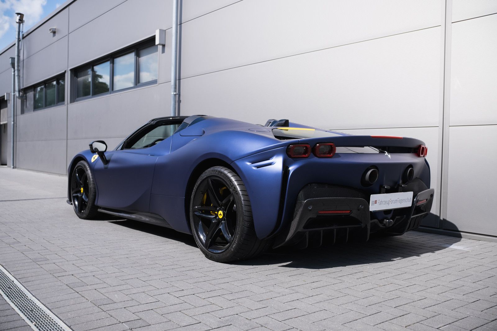 Fahrzeugabbildung Ferrari SF90 -Foliert-Lift-KarbonRacingSitze-JBL