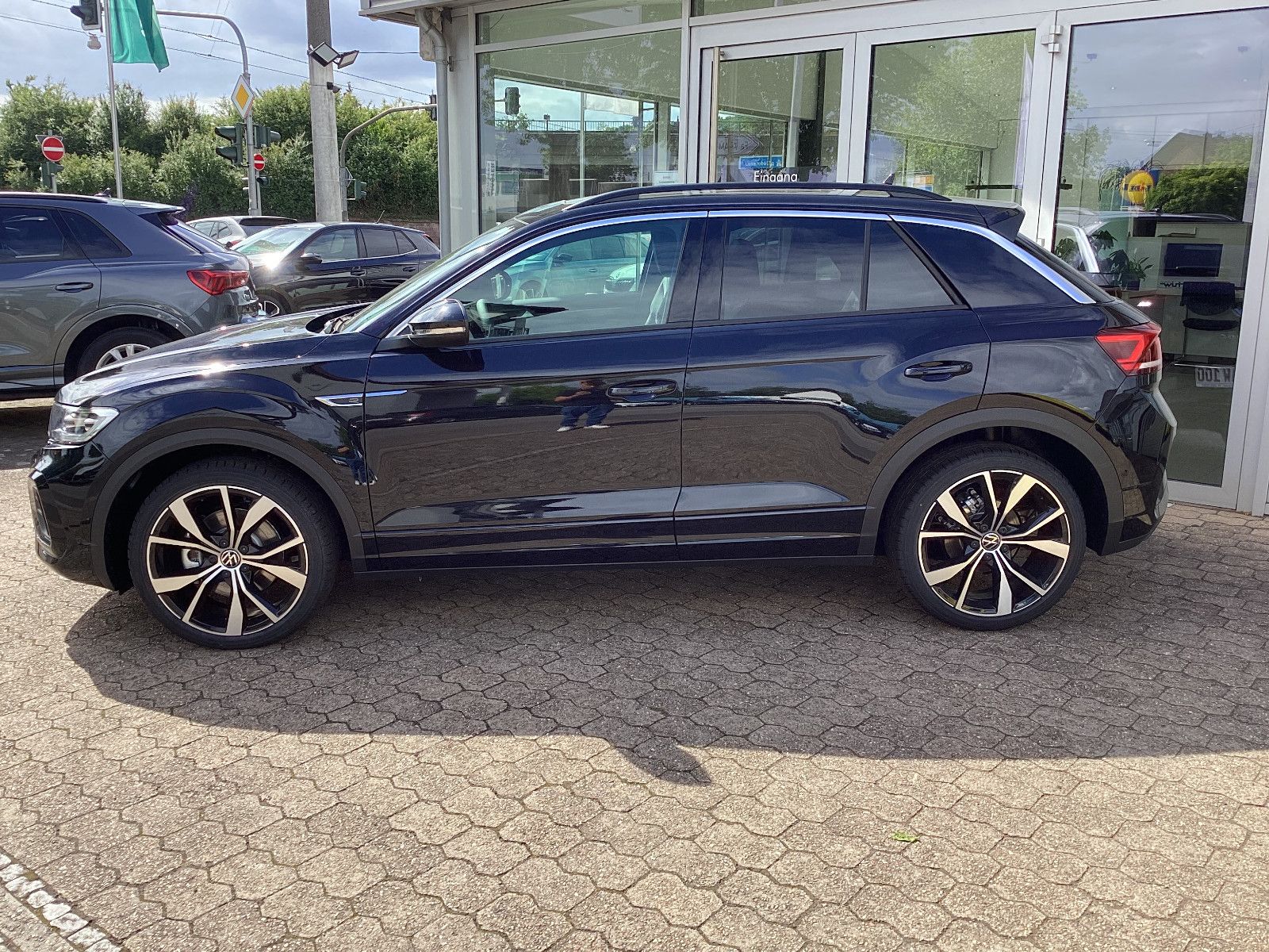 Fahrzeugabbildung Volkswagen T-Roc R-Line 1.5 TSI DSG Pano Kam LED