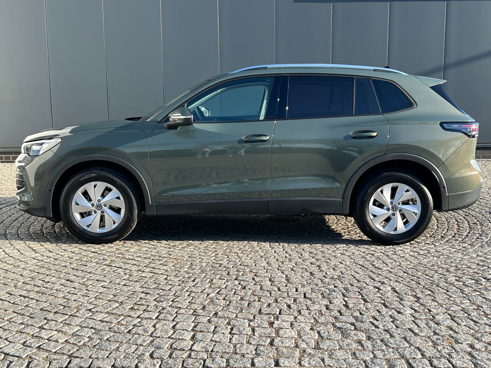 Fahrzeugabbildung Volkswagen Tiguan LIFE 1.5 eTSI DSG *AHK, LED Plus, Kamera,