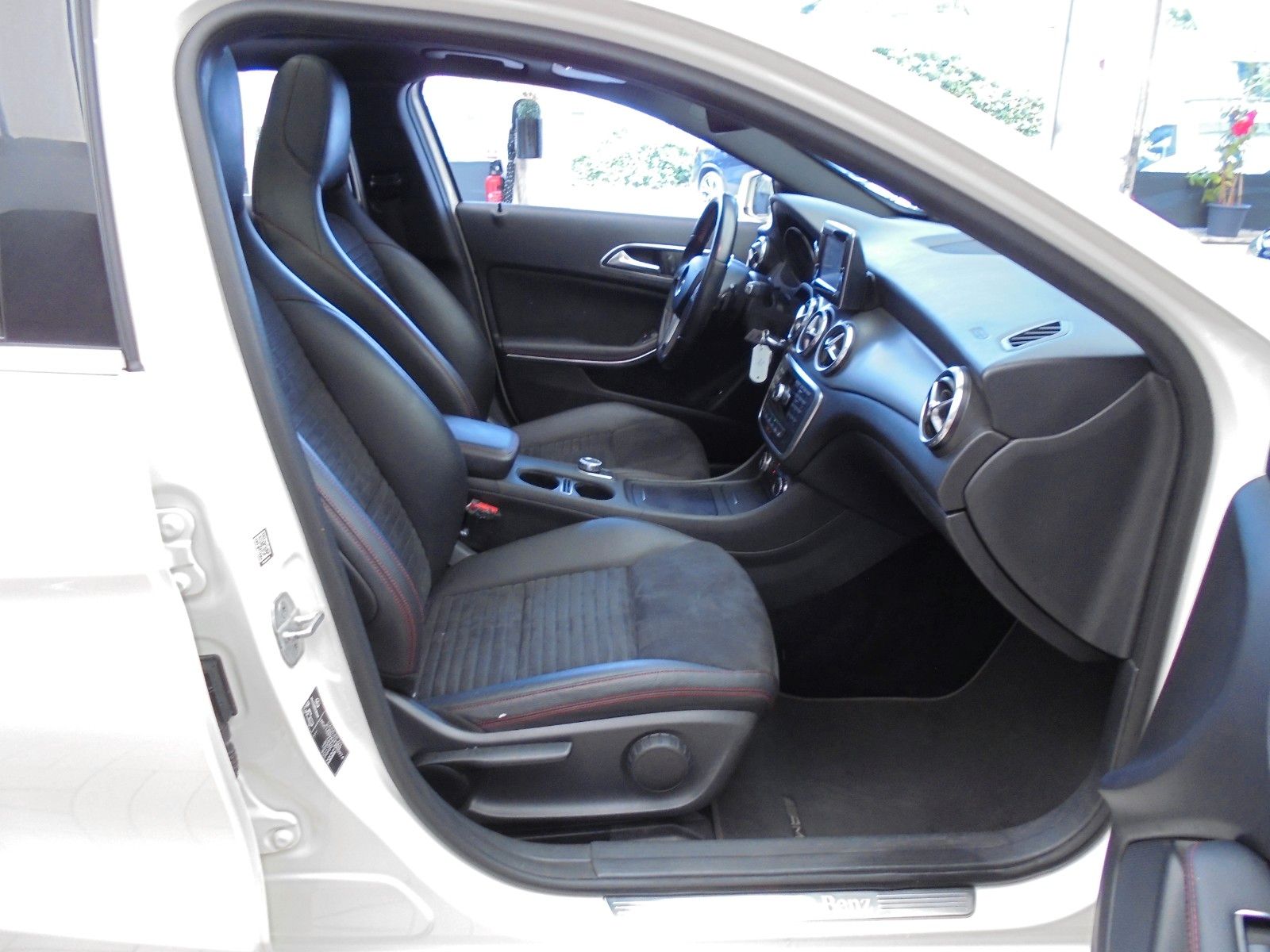 Fahrzeugabbildung Mercedes-Benz GLA 200 Aut./AMG Line/Panorama/Navi/
