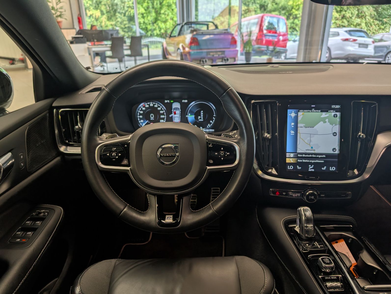Fahrzeugabbildung Volvo V60 T8 R-Design AWD H/K Cam HUD StHz Pano AHK