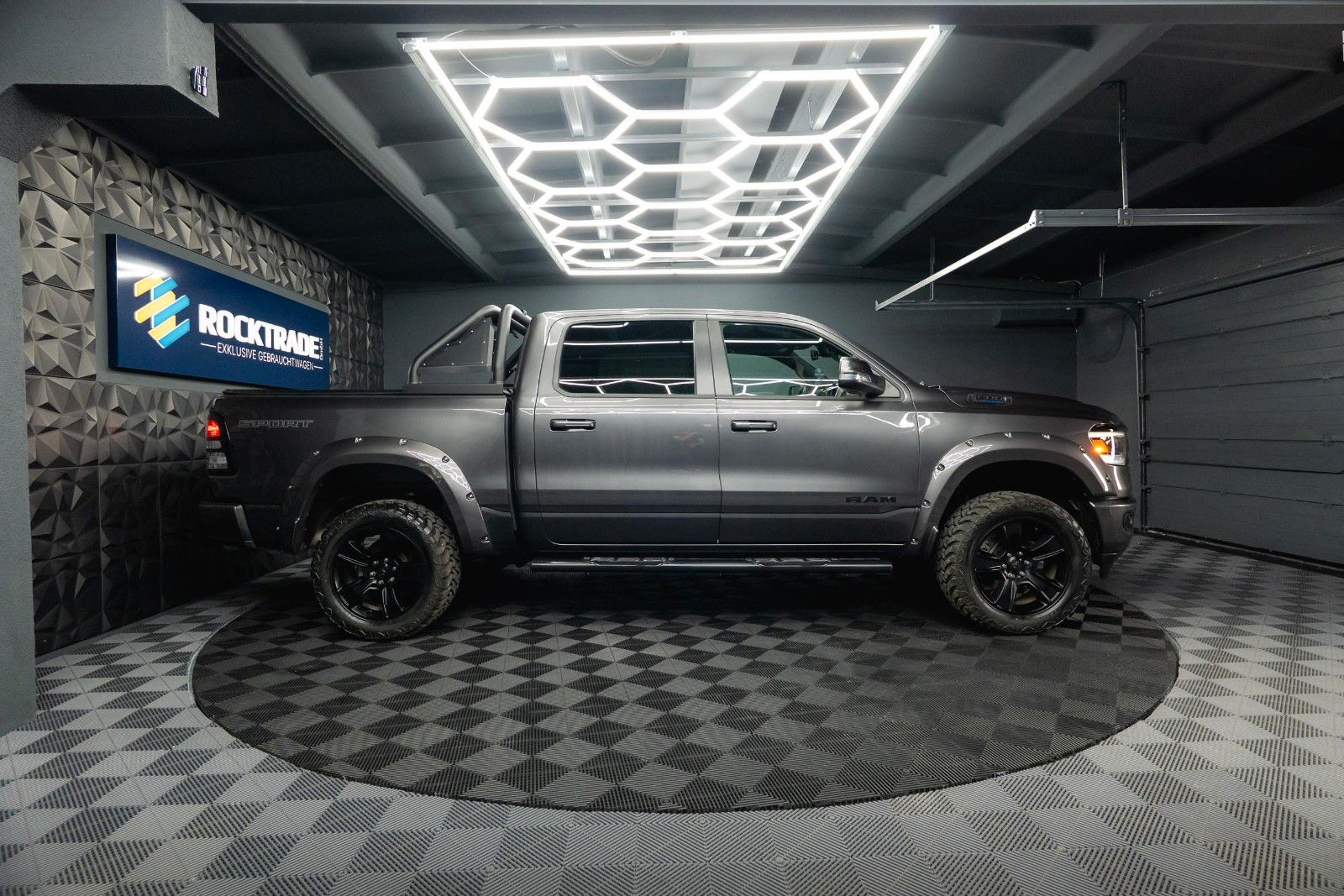 Fahrzeugabbildung Dodge RAM 5.7 V8 HEMI 4x4 OFFROAD Night-Paket *LED*19%