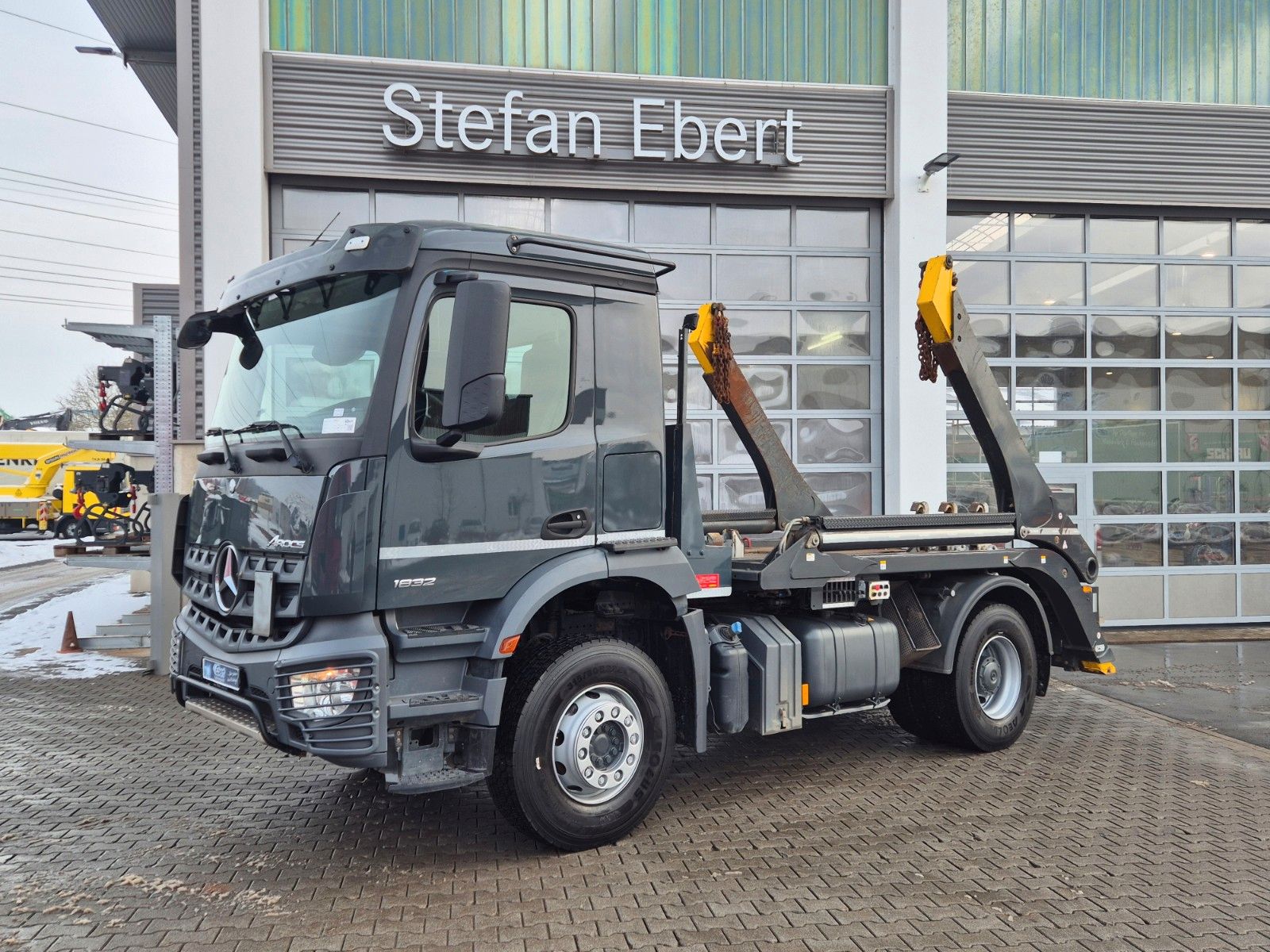 Fahrzeugabbildung Mercedes-Benz Arocs 1832 K 4x2 Palfinger PST14 TEC-25 Funk AHK