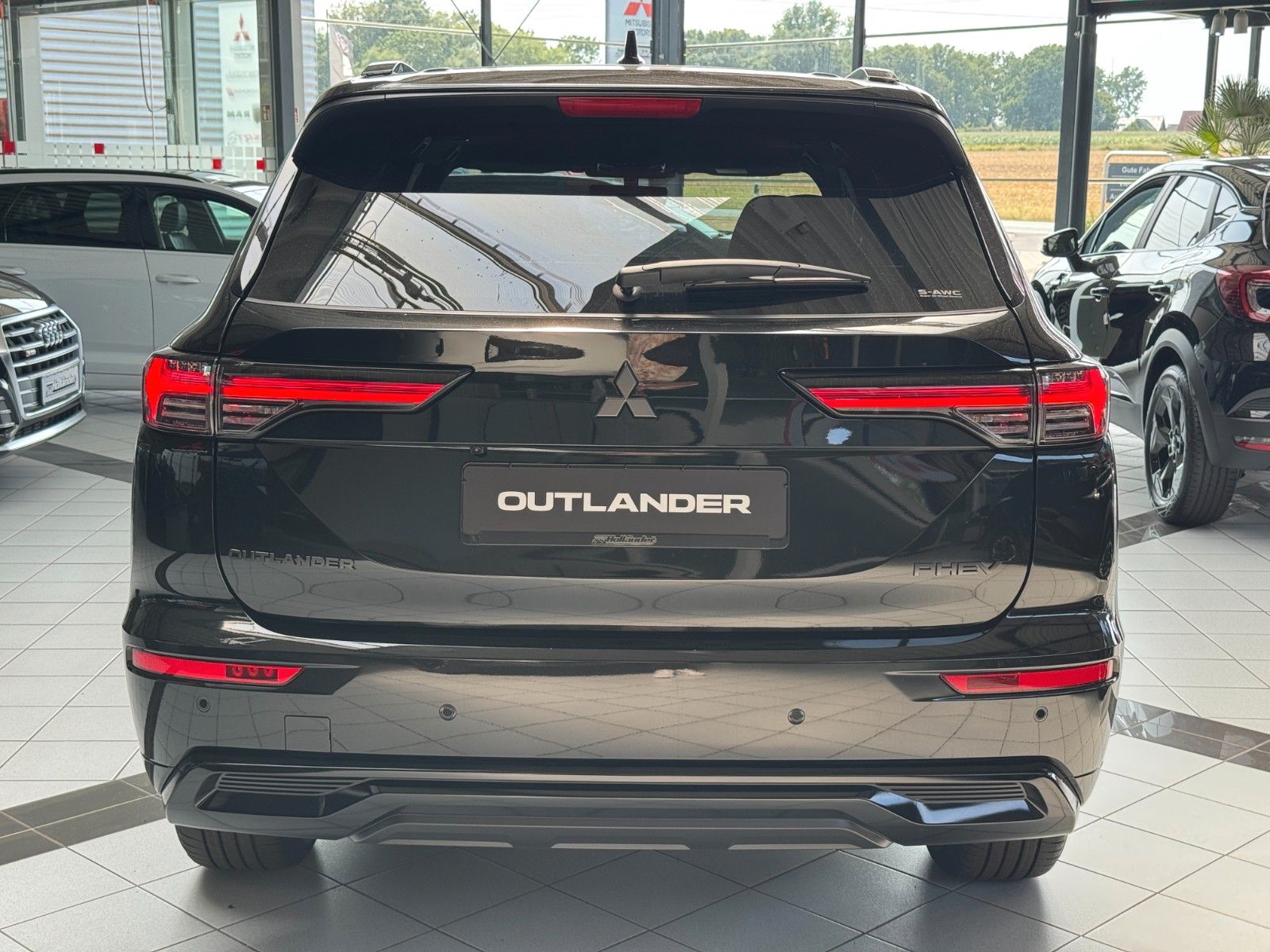 Fahrzeugabbildung Mitsubishi Outlander 2.4PLUG-IN HYBRID 4WD BLACK
