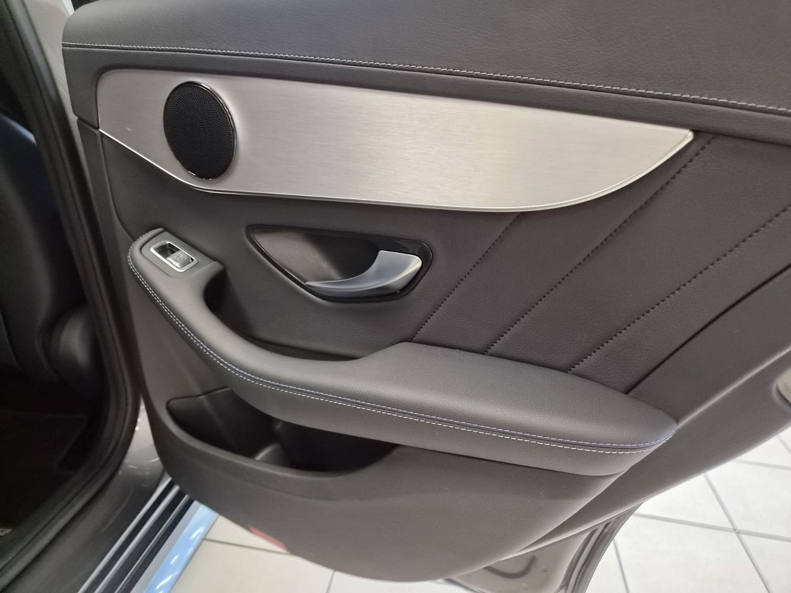 Fahrzeugabbildung Mercedes-Benz C 300 e Limousine/HIGH PERF. / KAMERA / AMG