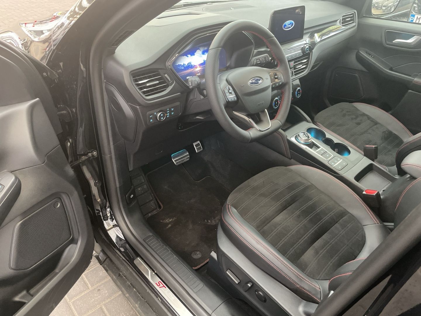 Fahrzeugabbildung Ford Kuga ST-Line X Plug-In Hybrid 2.5 225PS HUD AHK