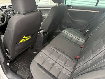 Volkswagen Golf VI Var. Match 2.0TDI+Kamera+AHK+Navi+SHZ+