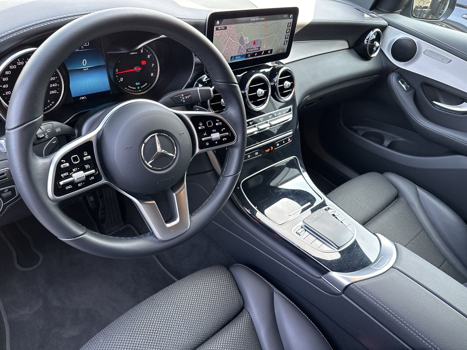Fahrzeugabbildung Mercedes-Benz GLC 300e 4Matic AMG-Line NAV+LED+CARPLAY+KAMERA