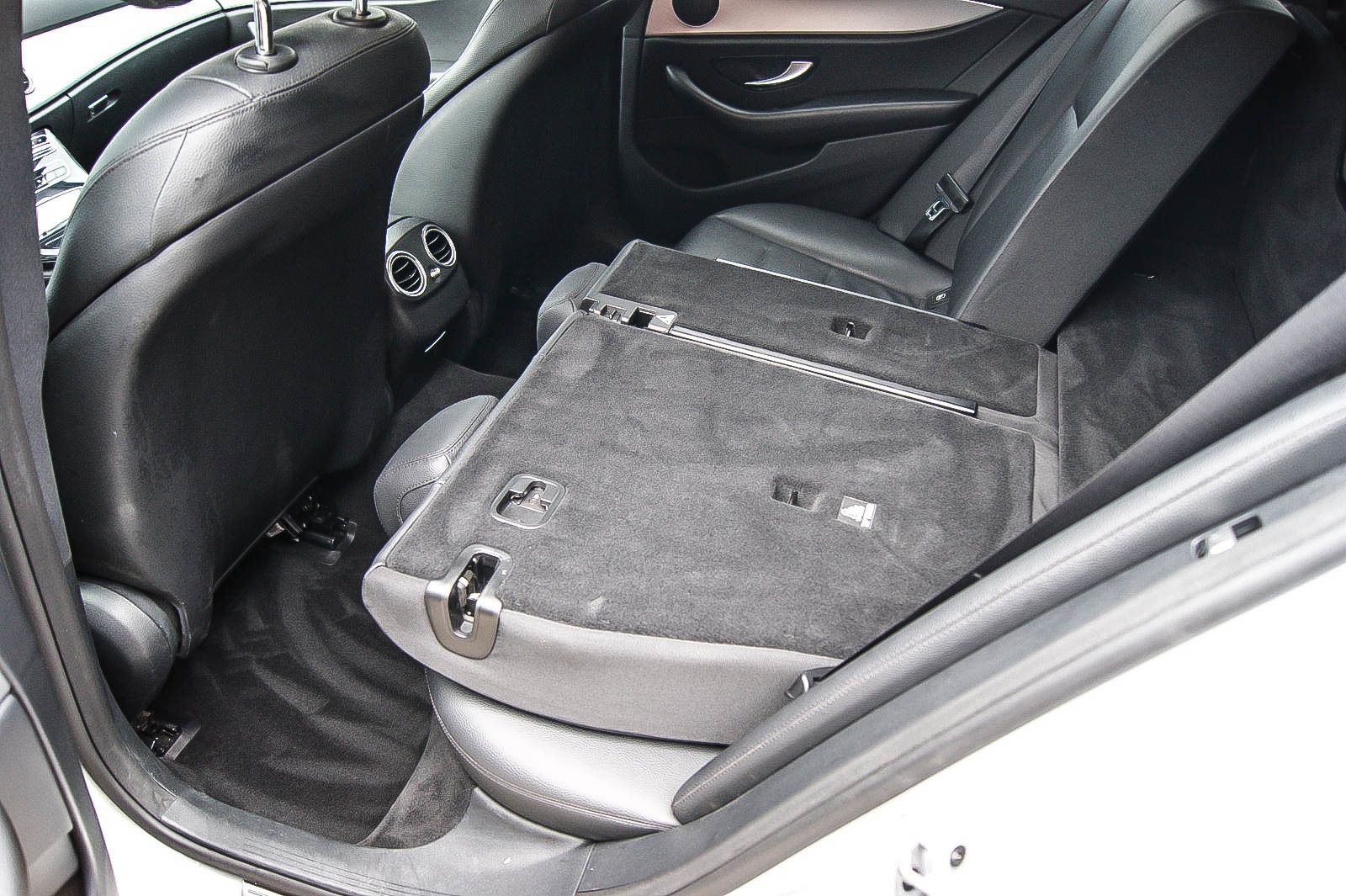 Fahrzeugabbildung Mercedes-Benz E 200 T-Modell 7-SITZER STANDHEIZUNG MULTI-BEAM