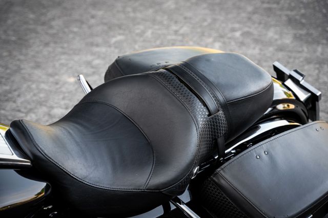 Fahrzeugabbildung Harley-Davidson FLHRC ROAD KING CLASSIC - CUSTOM PIPES