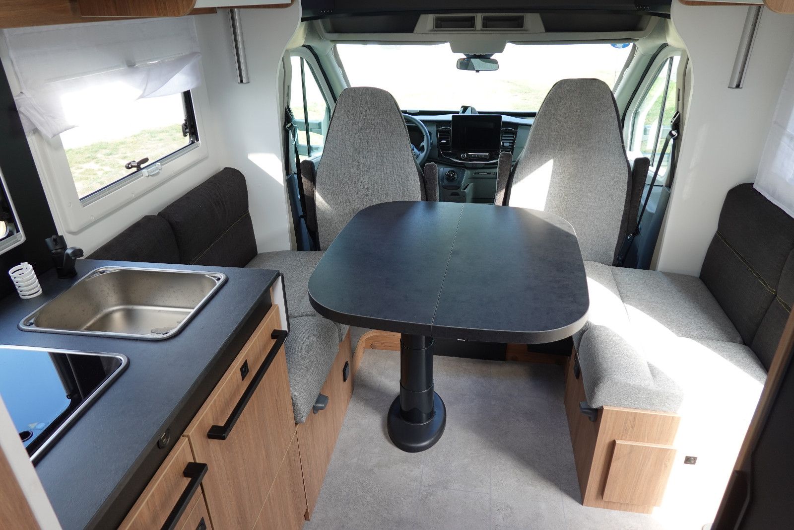 Fahrzeugabbildung Challenger 337 Graphite Edition m. Hubbett M27
