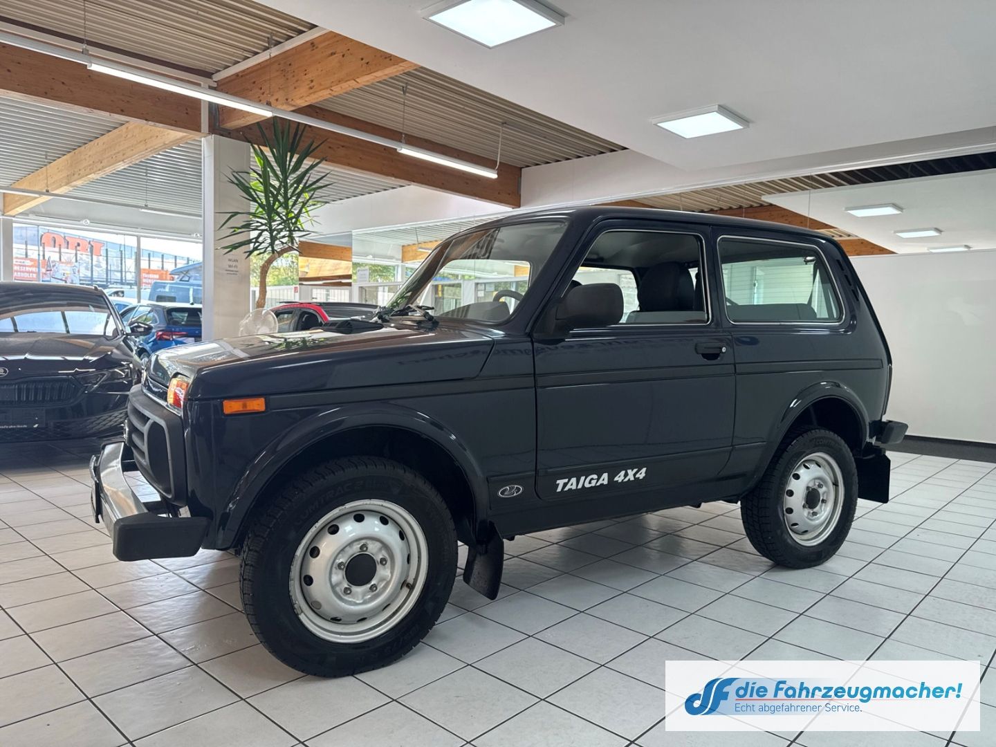 Fahrzeugabbildung Lada Taiga 4x4 GA Privacyverglasung teilb.Rücksb eFH