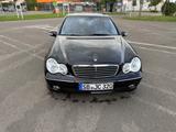 Mercedes-Benz C 320 (Rentnerfahrzeug, wenig KM) - Mercedes-Benz C 320 mit Benzin-Antrieb