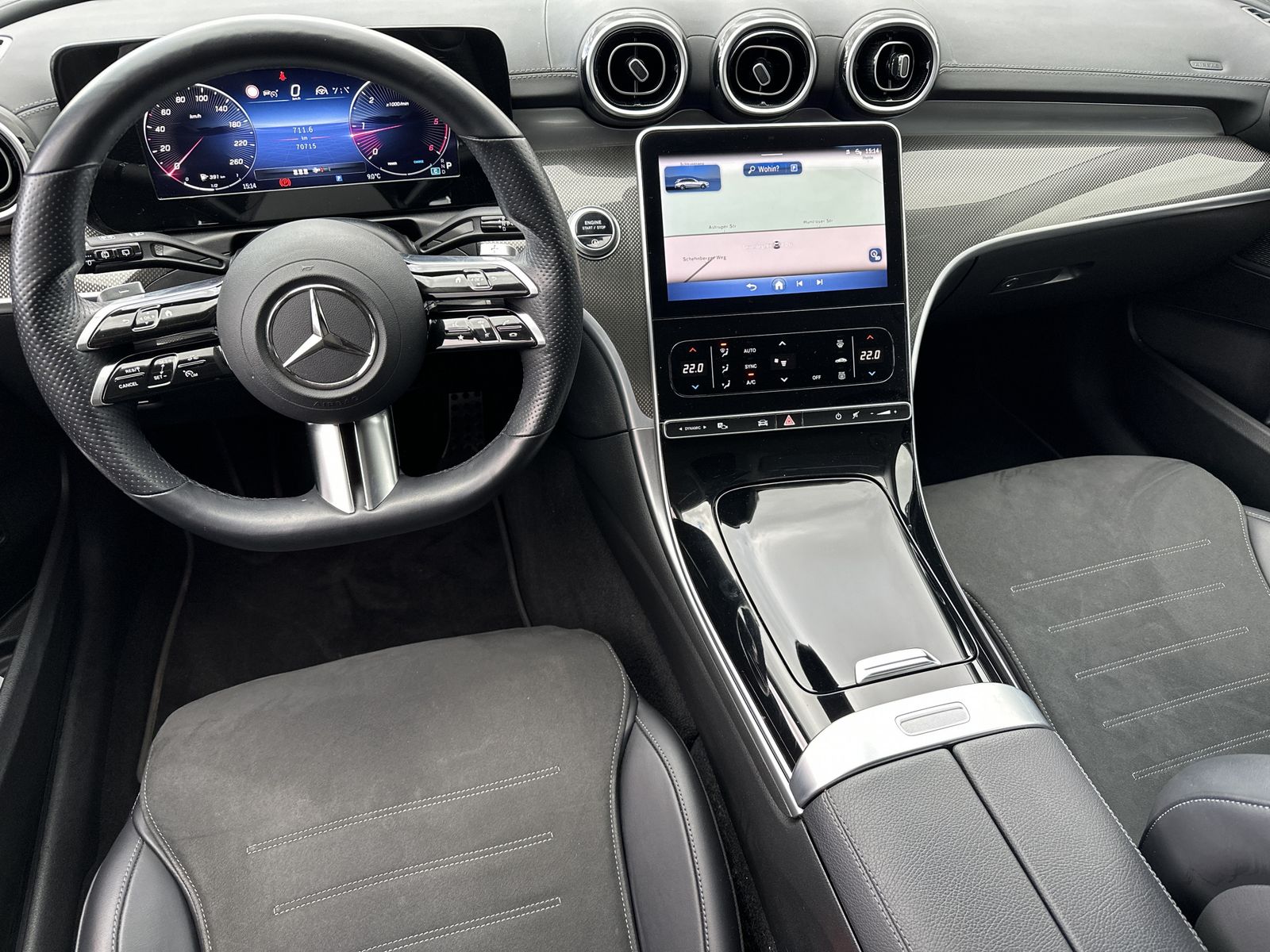 Fahrzeugabbildung Mercedes-Benz C 220d T 4M AMG-Line NAV+LED+KAM+VC+CARPLAY+1HD