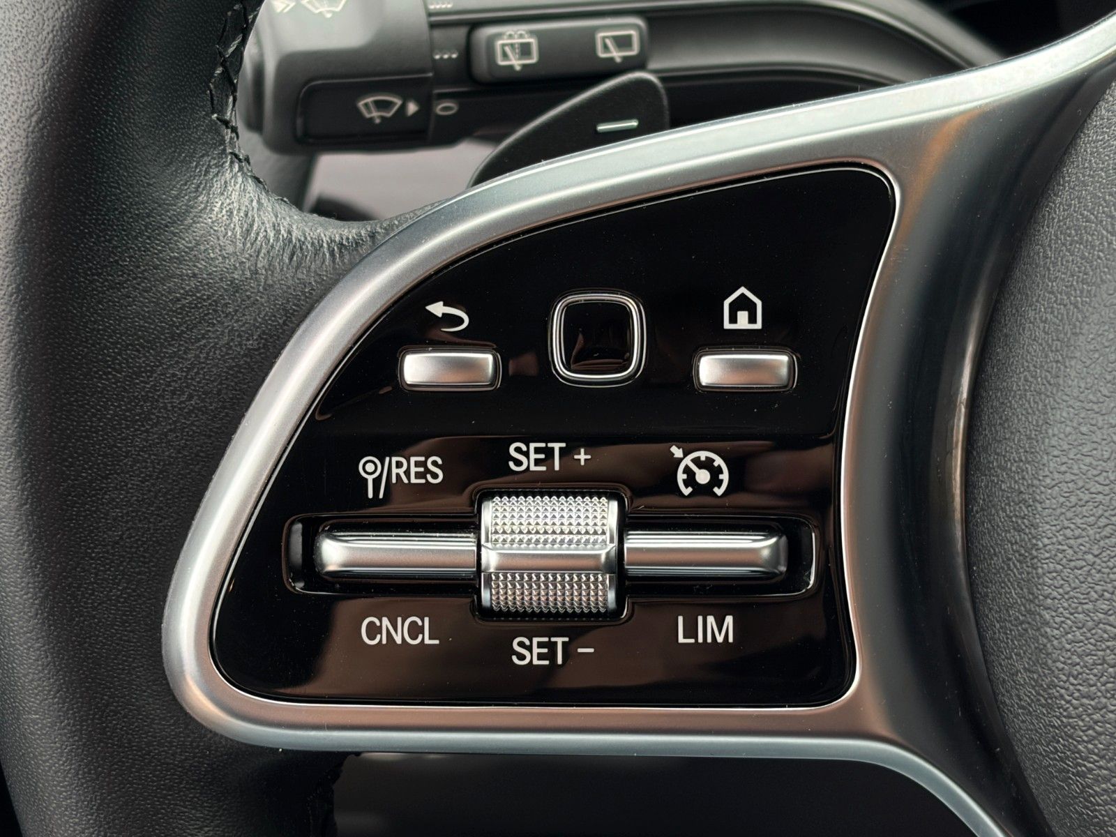 Fahrzeugabbildung Mercedes-Benz GLA 200 7G-DCT Progressive CarPlay Temp CAM AHK