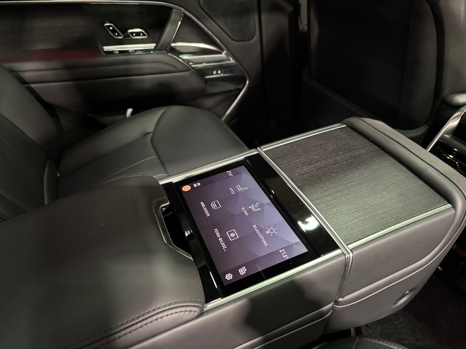 Fahrzeugabbildung Land Rover D350 First Edition/Autobiography/Fond-TV/VOLL