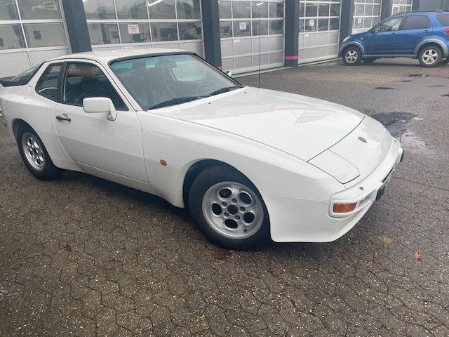 Porsche 944