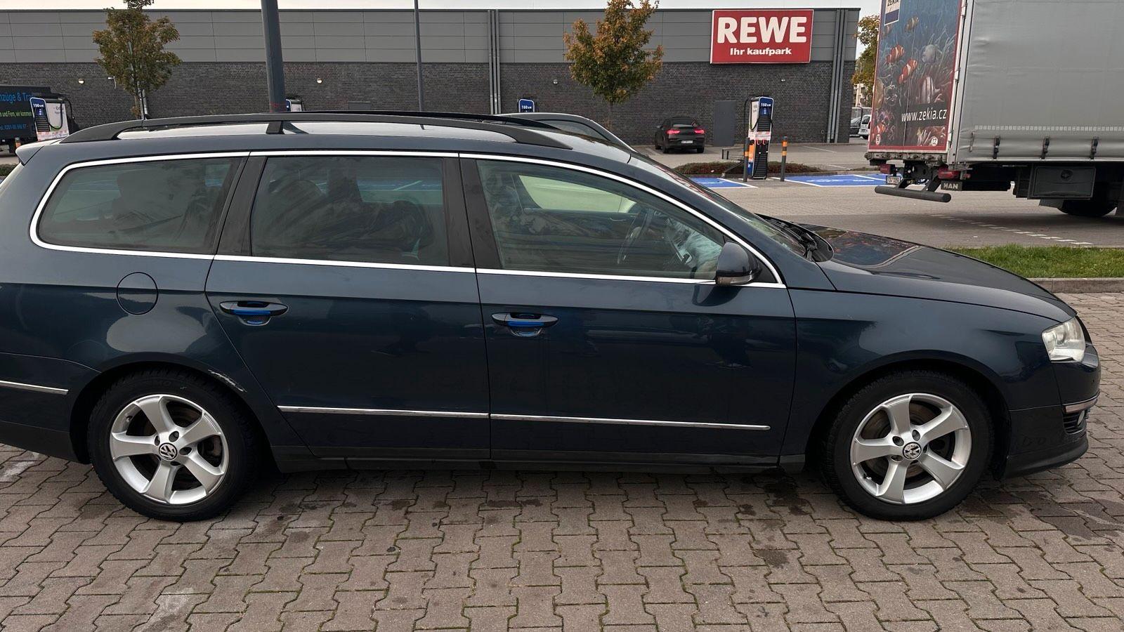 Volkswagen Passat 2005 — rear view