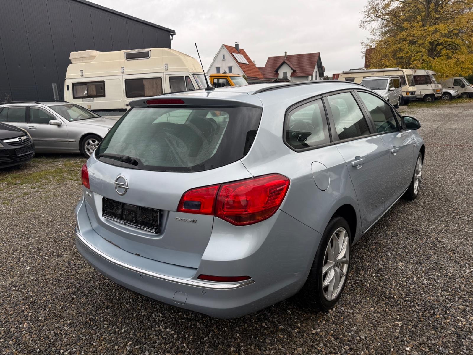 Opel Astra 2013 — салон