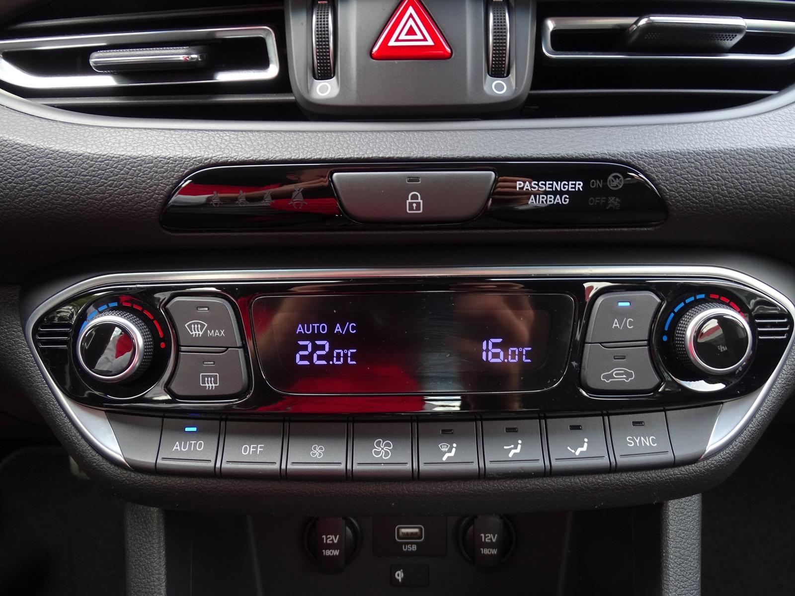 Hyundai i30 cw 1.5 T-GDI DCT Intro Edition M-Hybrid LED