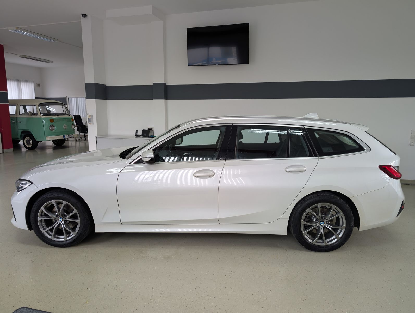 Fahrzeugabbildung BMW 320 d Sport Line LED TEMP SHZ PDC NAVI APP