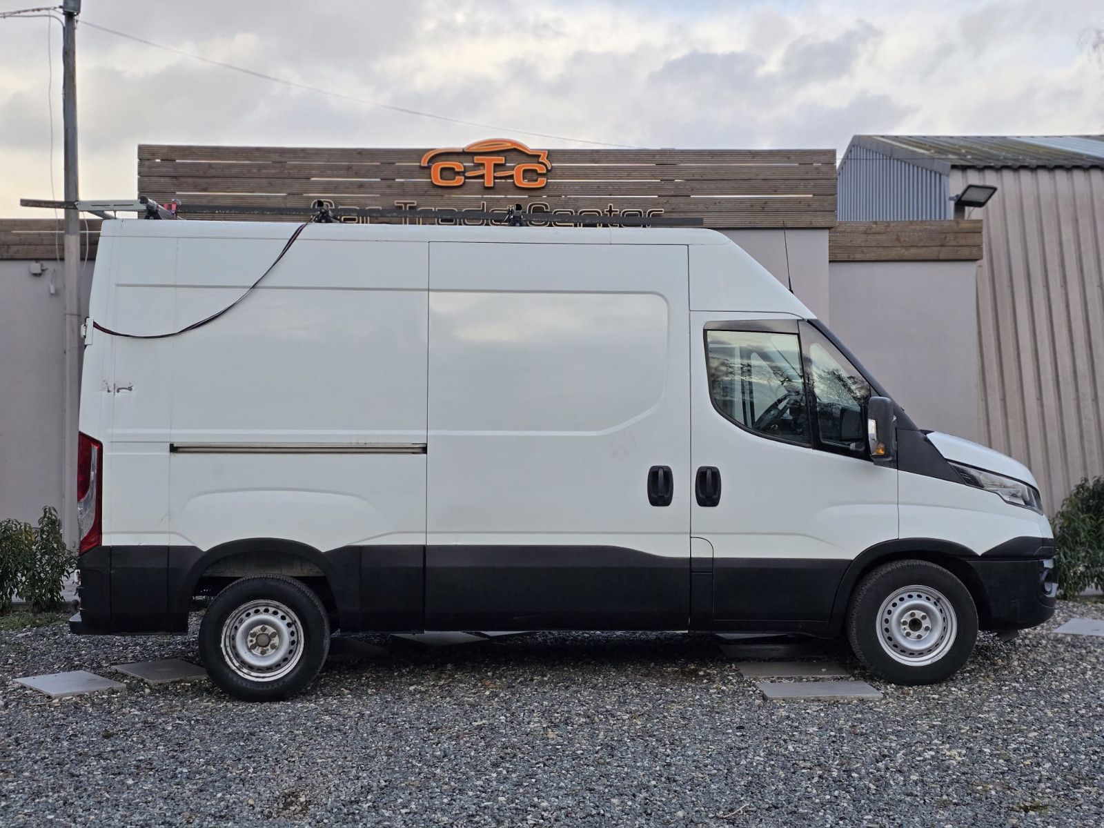 Fahrzeugabbildung Iveco Daily Kasten L3H2/Radstand 3520/AHK 3,5t/TÜV-NEU
