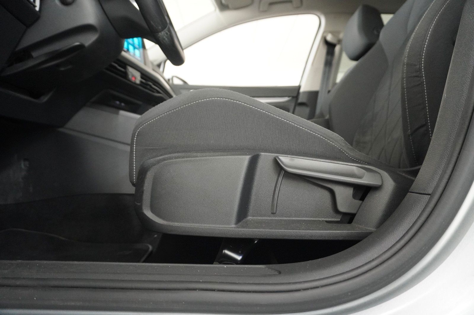 Fahrzeugabbildung Volkswagen Golf VIII Variant 2.0 TDI LIFE NAVI/LED/KAMERA
